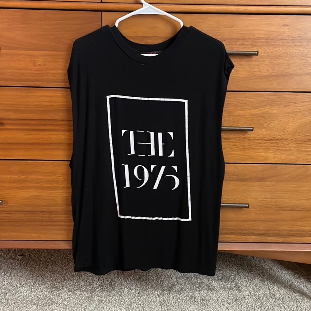 Sleeveless top, The 1975